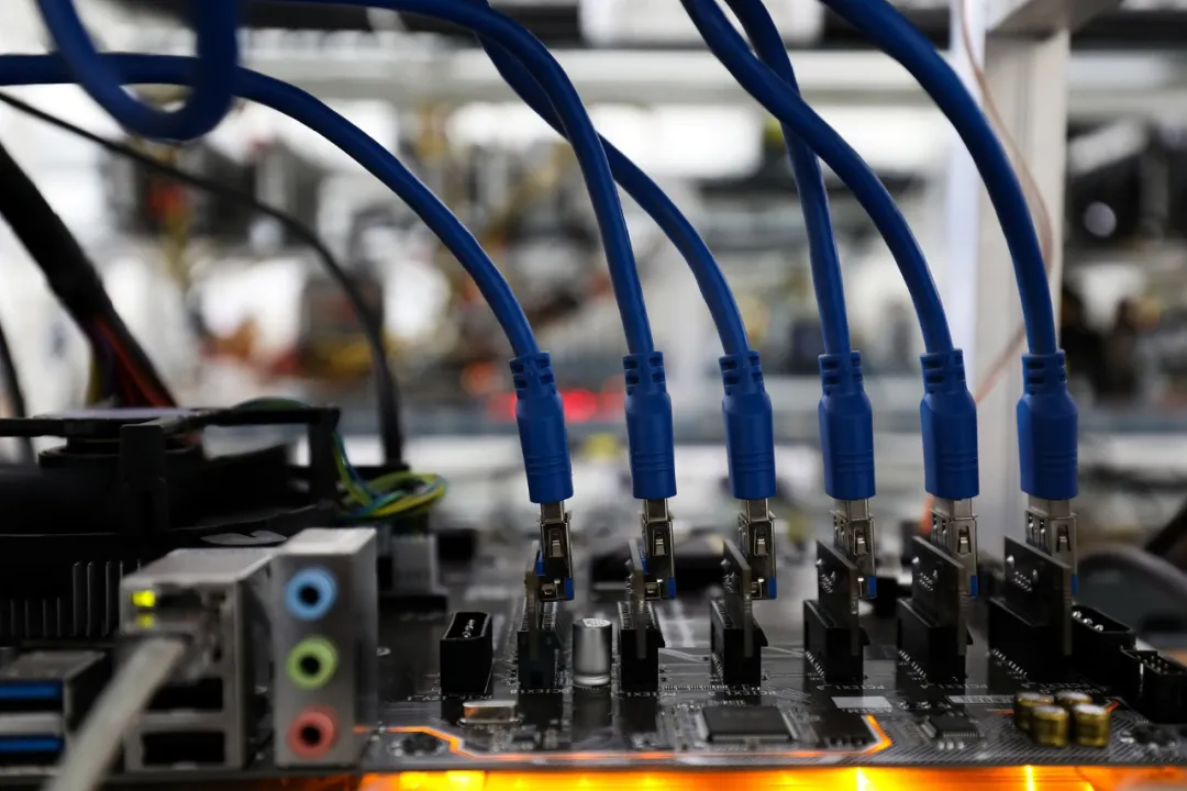 7万的矿机暴跌到4万!挖矿三巨头出逃海外