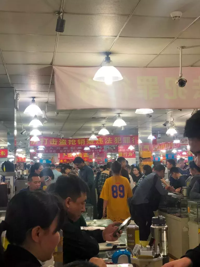 深圳华强北关铺潮调查:有人年入百万,有人9个档口关至2个……