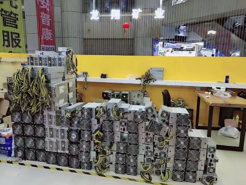 比特币跳水，深圳华强北有商家前几天高价回收矿机如今折价卖